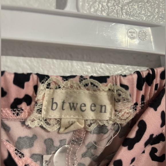 Pink leopard print two piece set. - Picture 4 of 4